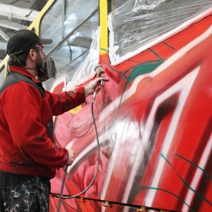 Три года по столице Алтайского края будут ходить трамваи, расписанные художниками к юбилею Победы