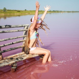 Озеро малинового цвета в Алтайском крае. Где оно и как туда попасть?