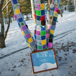 «Алтайская зимовка»: 13 объектов парка «Центральный» преобразил вязанный стрит-арт