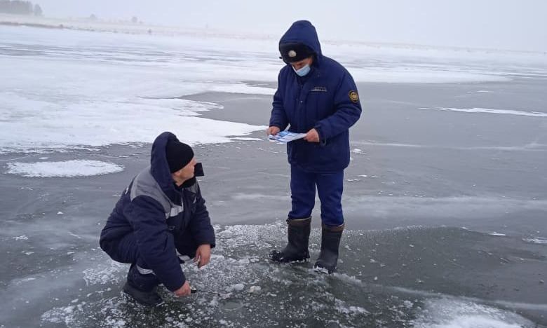 Лед на водоемах остается тонким, выходить на него опасно. На озере Светлом туристы забыли об этом