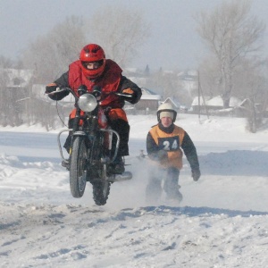 Спортивная алтайская зимовка. Всегда в программе - гонки мотолыжных экипажей