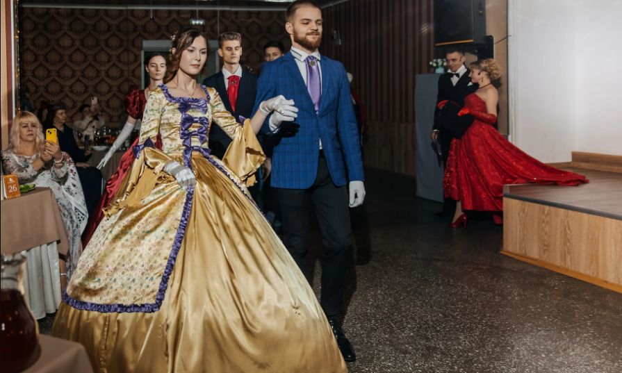 Санаторий в ленточном бору устраивает 12-й бал в традициях купца Платонова. Взамен «валентинок» – развлечений на два дня