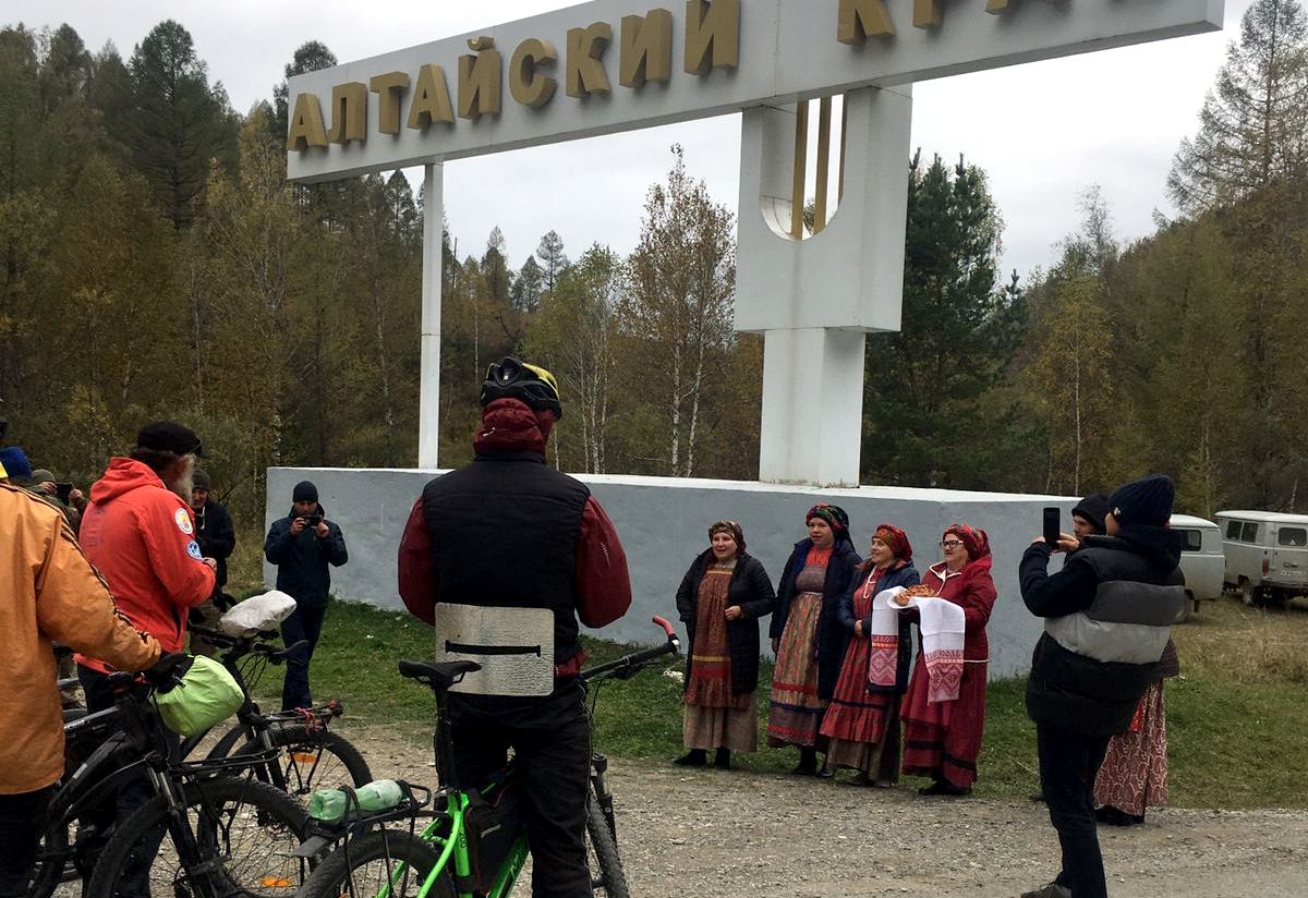 Экспедиция Мержоева вышла на велоэтап по Алтайскому краю. Путешественников  встречают песнями