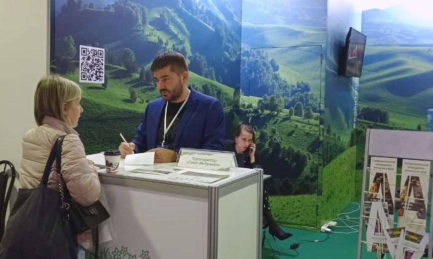 Заинтересованные посетители и прекрасный стенд региона: турбизнес Алтайского края работает на выставке «БайкалТур»