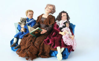 В Барнауле продолжает работу выставка миниатюрных кукол