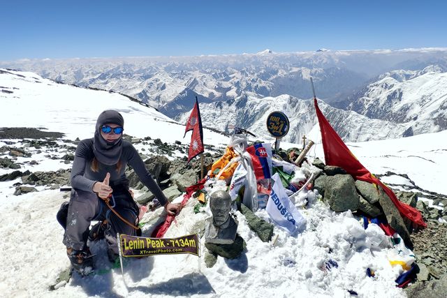 Альпинистка из Алтайского края в составе группы российских туристов поднялась на пик Ленина