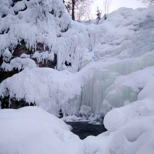 Сияющий лед водопада и снежные шапки речных валунов: путешествие выходного дня в Пещерку