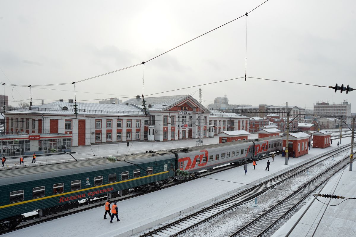 Барнаул железная дорога. Вокзал Барнаул. Станция Барнаул. 3 Платформа Барнаул вокзал. Станция Барнаул ЖД вокзал.