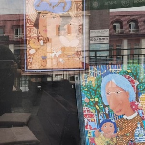 В Барнауле растет открытая выставка художников и фотографов «Не пустые витрины». Увидеть ее можно днем и в темноте