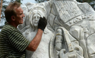 В Алтайском крае установили уникальный памятник Джону Леннону