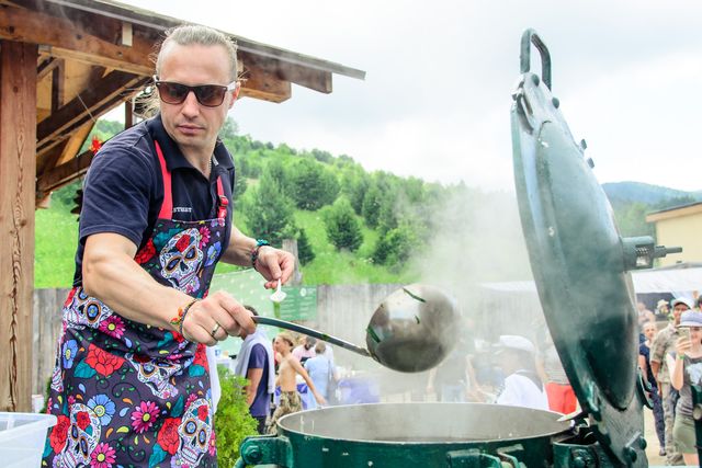 Шеф-повар Василий Емельяненко приготовит 170 литров алтайских зеленых щей на фестивале «Ах!Фест»