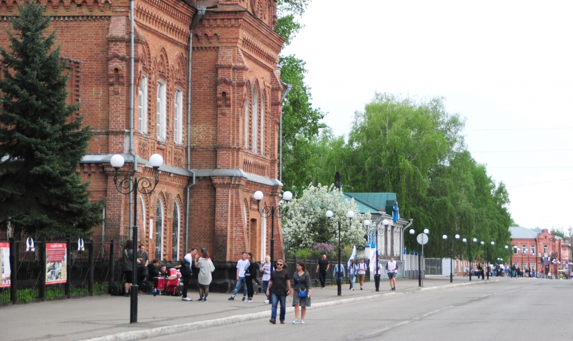 День бийска. Арбат Бийск. Памятник в Старом городе Бийск. Старые города России. Бийск старинный для заставки.