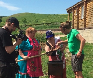 Приехали и поели мясо на вилах и кофе в дуршлаге… В Алтайском крае завершила работу съемочная группа программы «Поедем, поедим!»