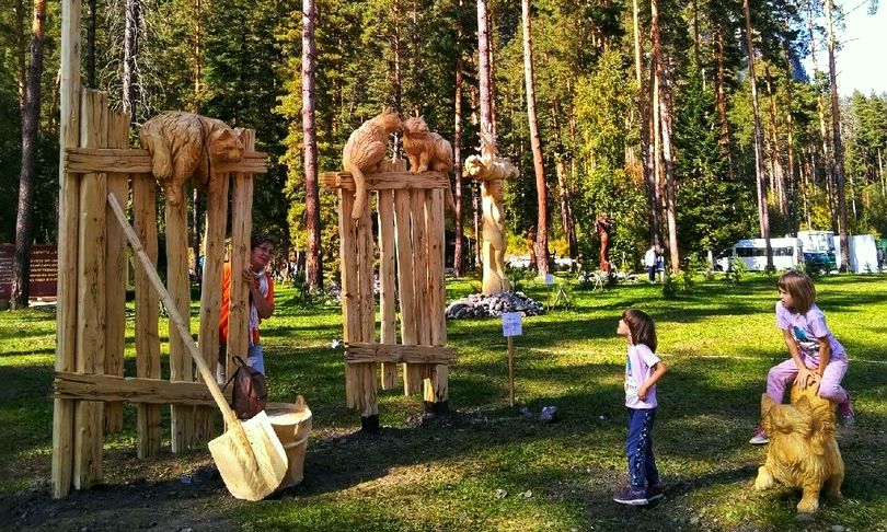 Парк деревянных скульптур на «Бирюзовой Катуни» разросся, у туркомплекса появился свой символ