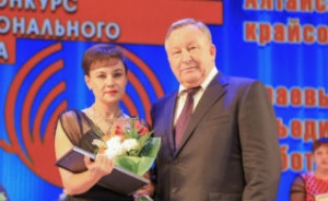 Александр Карлин наградил лучших горничных региона