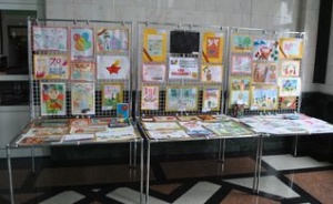 Выставка детских рисунков, посвященная 70-летию Победы, открылась в зале ожидания железнодорожного вокзала Барнаул