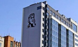 На барнаульском доме нарисовали огромный портрет Валерия Чкалова
