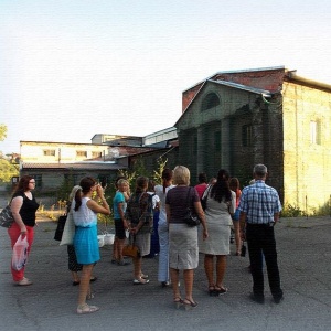 Летними вечерами от музея отправляются экскурсии на заброшенный сереброплавильный завод