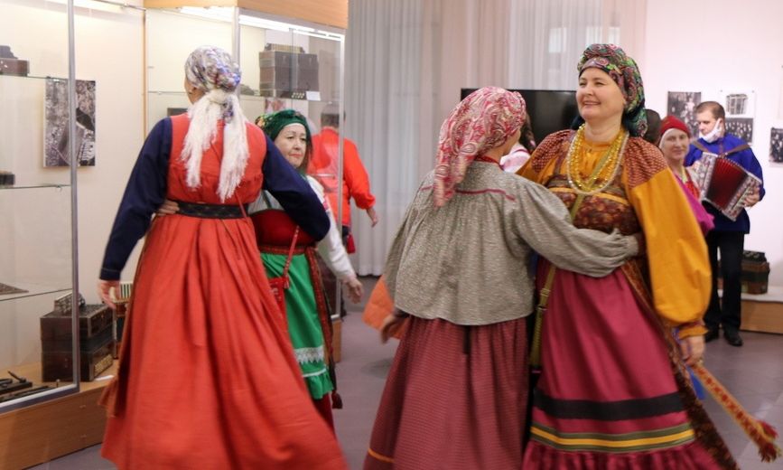 На святочные вечерки в традициях старожилов Алтая приглашают гостей и фольклорные коллективы