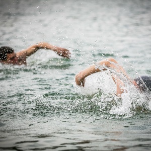 Спортсмены из 5 городов России «доплыли до победы». В Барнауле состоялась командная эстафета по плаванию в холодной воде