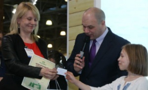 Участники «Интурмаркета» - санатории и товаропроизводители Алтайского края - провели розыгрыши призов среди  посетителей выставки