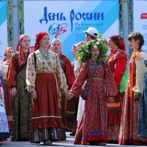 Вход и въезд на празднование Дня России на «Бирюзовой Катуни» будет бесплатным*. Доставлять  гостей будут турфирмы Барнаула и Бийска