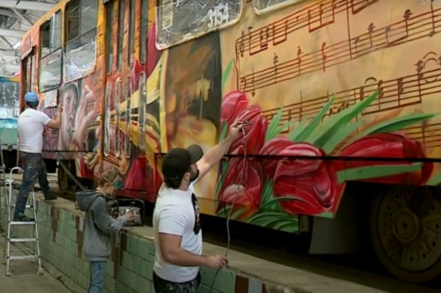 Три года по столице Алтайского края будут ходить трамваи, расписанные художниками к юбилею Победы