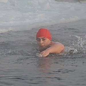 «Алтайская зимовка»: итоги чемпионата по зимнему плаванию в ледяной воде