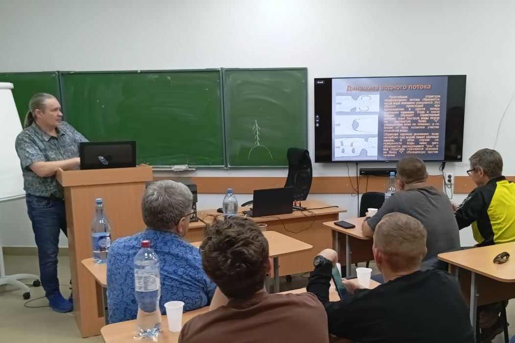 Андрей Дудник ведет занятие курса переподготовки инструкторов-проводников_Алексей Арапов.jpg