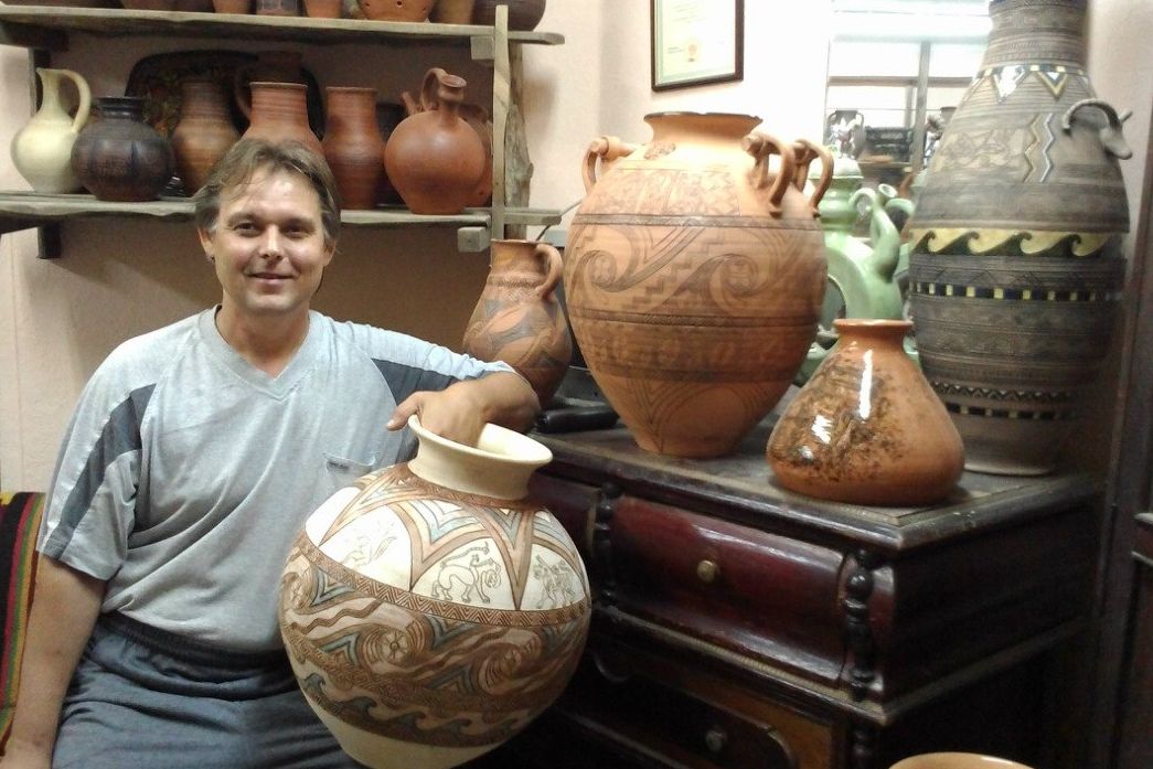 Виталий Гычев со своими работами.jpg