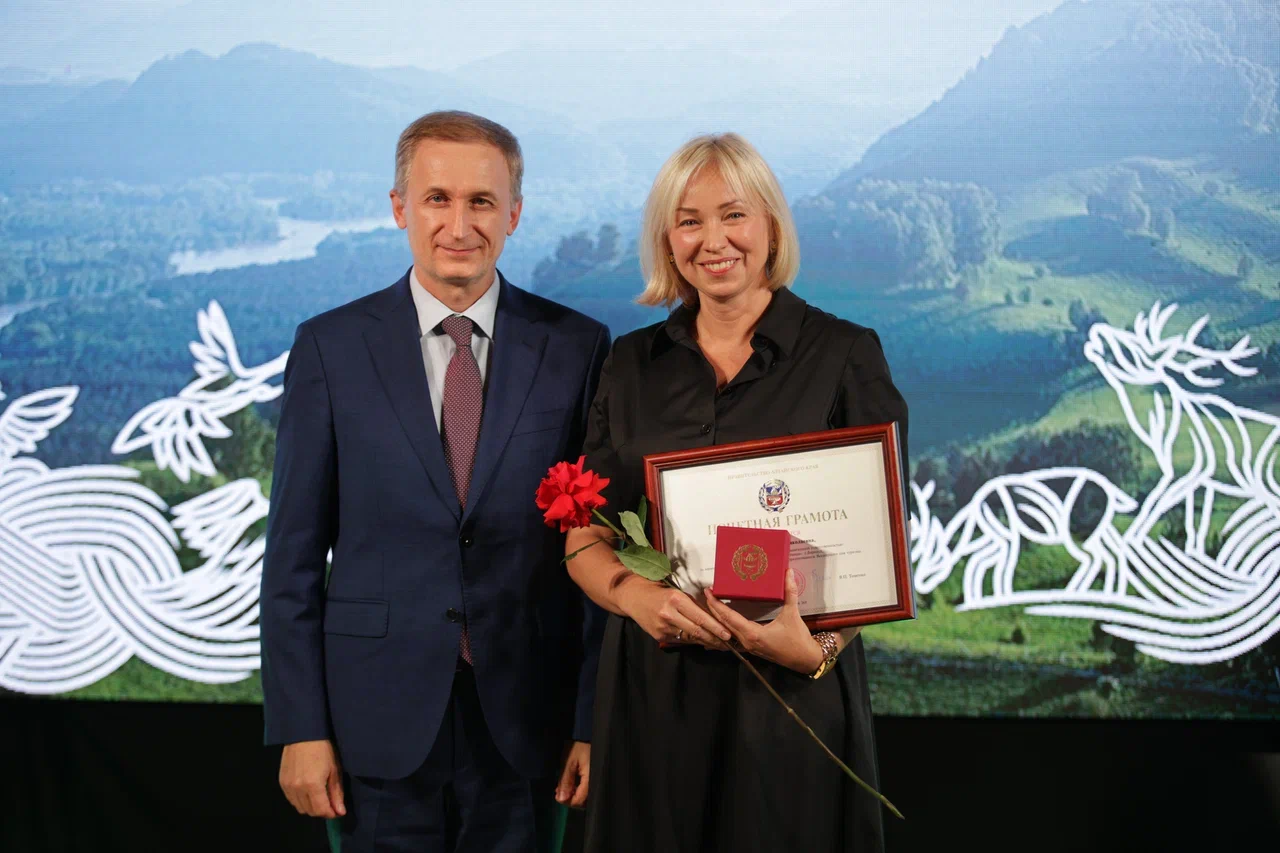 Почетную грамоту вручают Елене Красулинаой_День туризма в Алтайском крае_Евгений Петров.JPG