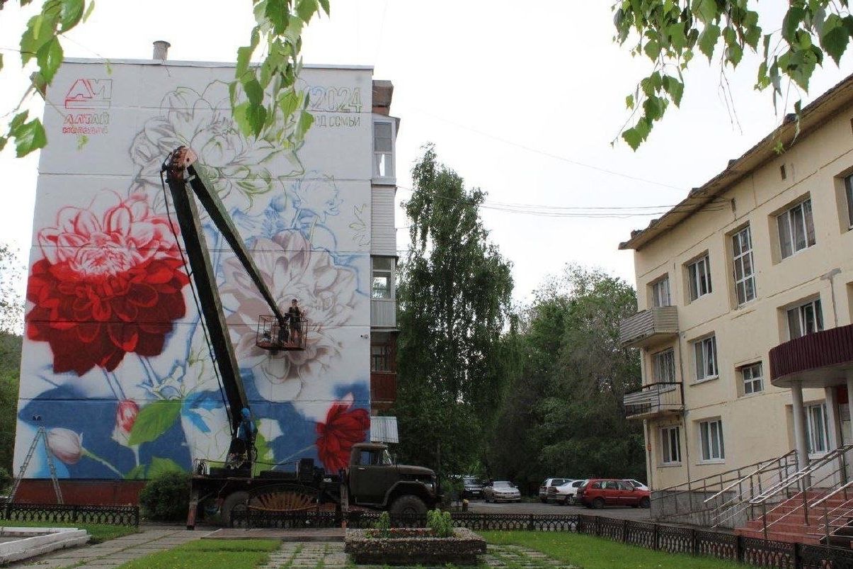 цветочный мурал Николая Замятина рядом с ЗАГСом Белокурихи_Belokurikhasmi.jpg