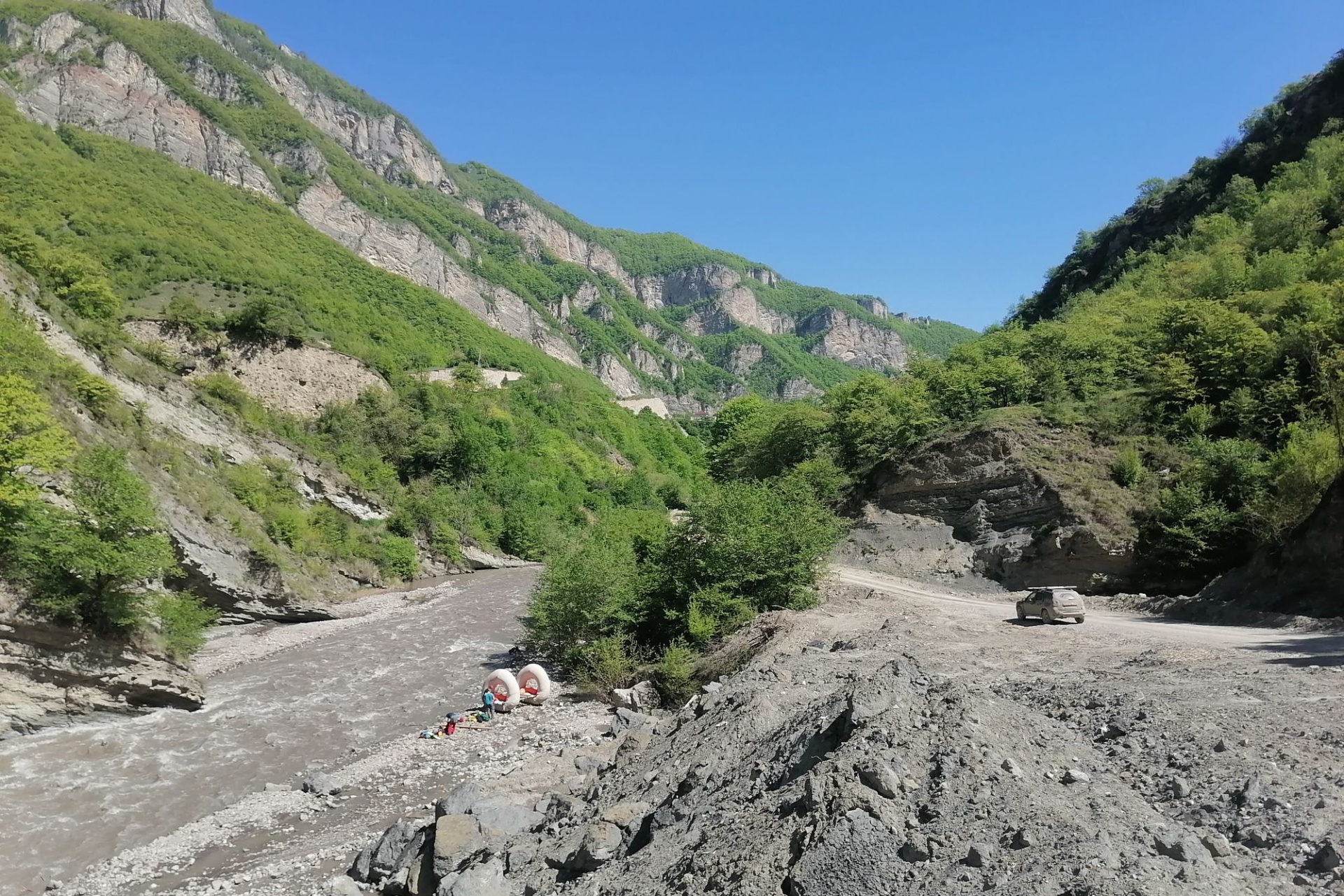 подготовка катамарана к спуску по горной реке_Денис Плакущев.jpg