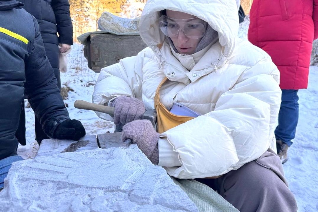 мастер-класс по работе с камнем у Денисовой пещеры_Екатерина Карзова_belokurikha_info.jpg