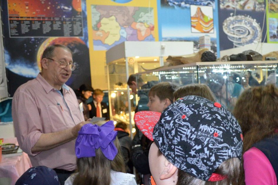 Сергей Бергер в музее Мир камня_Татьяна Голубева.jpg