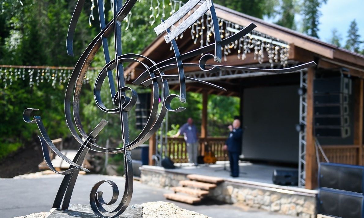 сцена на Таежной заимке Лесная сказка_zaimka_ls.jpg