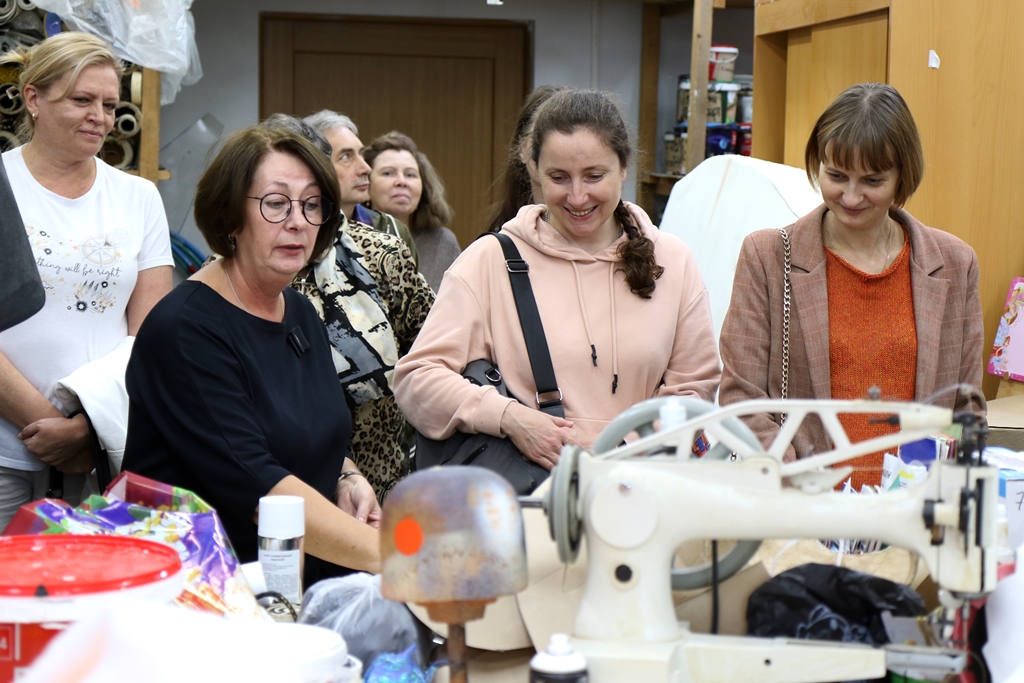 участники экскурсионного флешмоба в Молодежном театре Алтая_mta-barnaul.ru.jpg