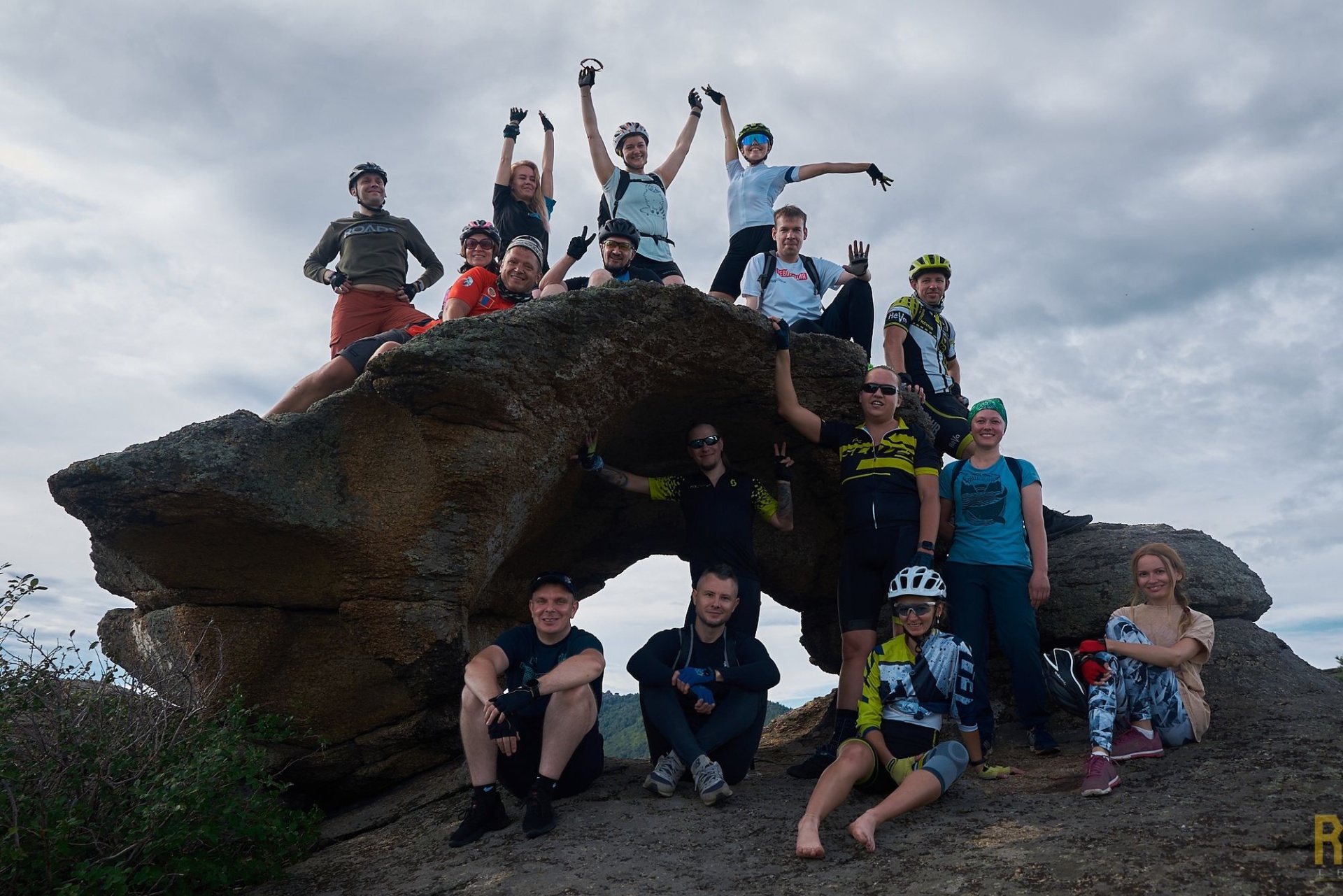 участники велотура в Колывань на вершине Синюхи_revatraval.jpg