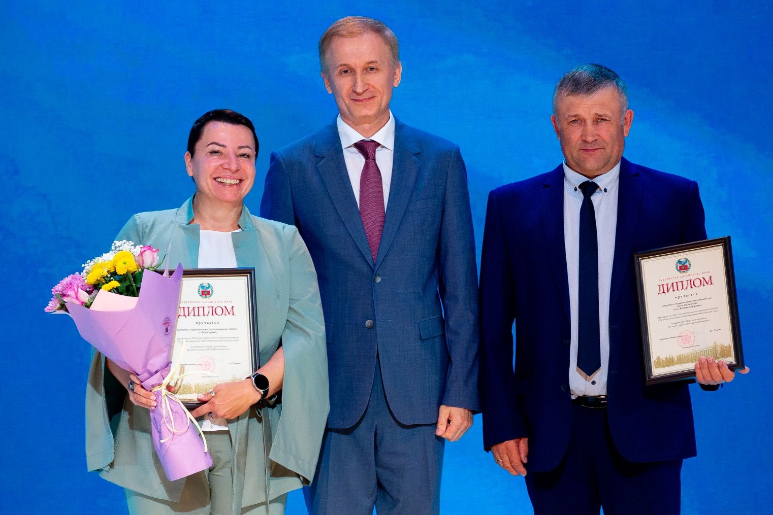 учредитель комплекса Благодать Евгения Якимова с наградой конкурса Лучший социально-ответственный работодатель-2025.jpg