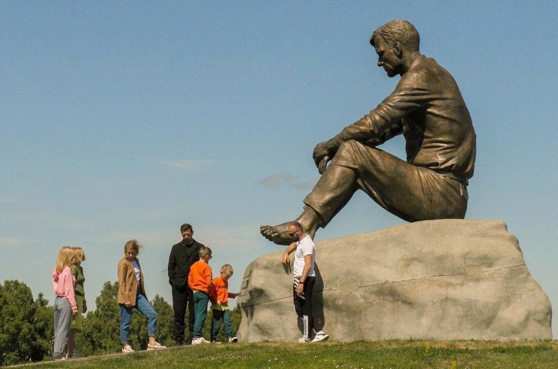 Пятеро на каникулах у памятника Шукшину_barneos22.jpg