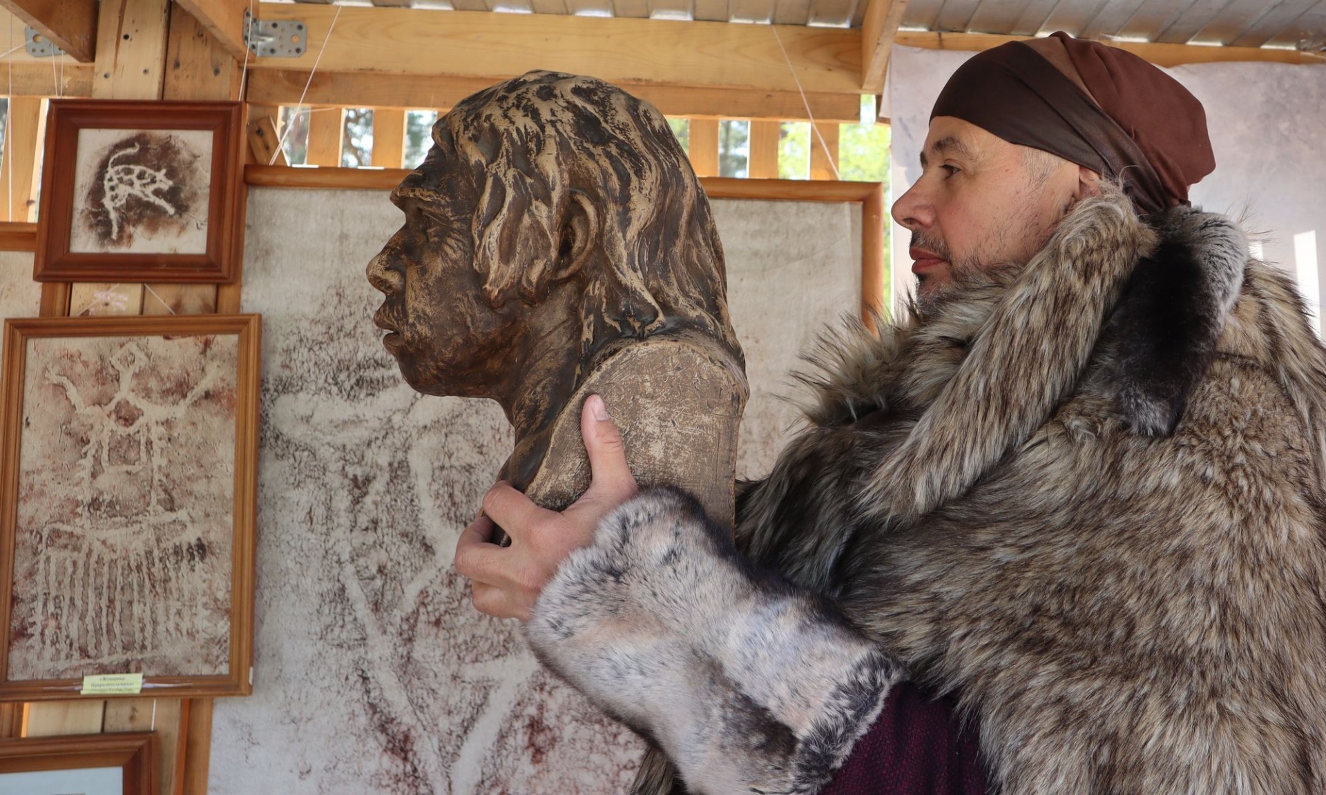 Денисовец с бюстом пра-человека_Алина Пенигина.jpg Денисовец с бюстом пра-человека_Алина Пенигина.jpg