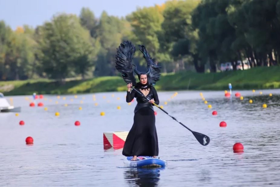 костюм Малефисенты в заезде на сапах SUPряжение_Виталий Барабаш_tolknewsru.jpg костюм Малефисенты в заезде на сапах SUPряжение_Виталий Барабаш_tolknewsru.jpg