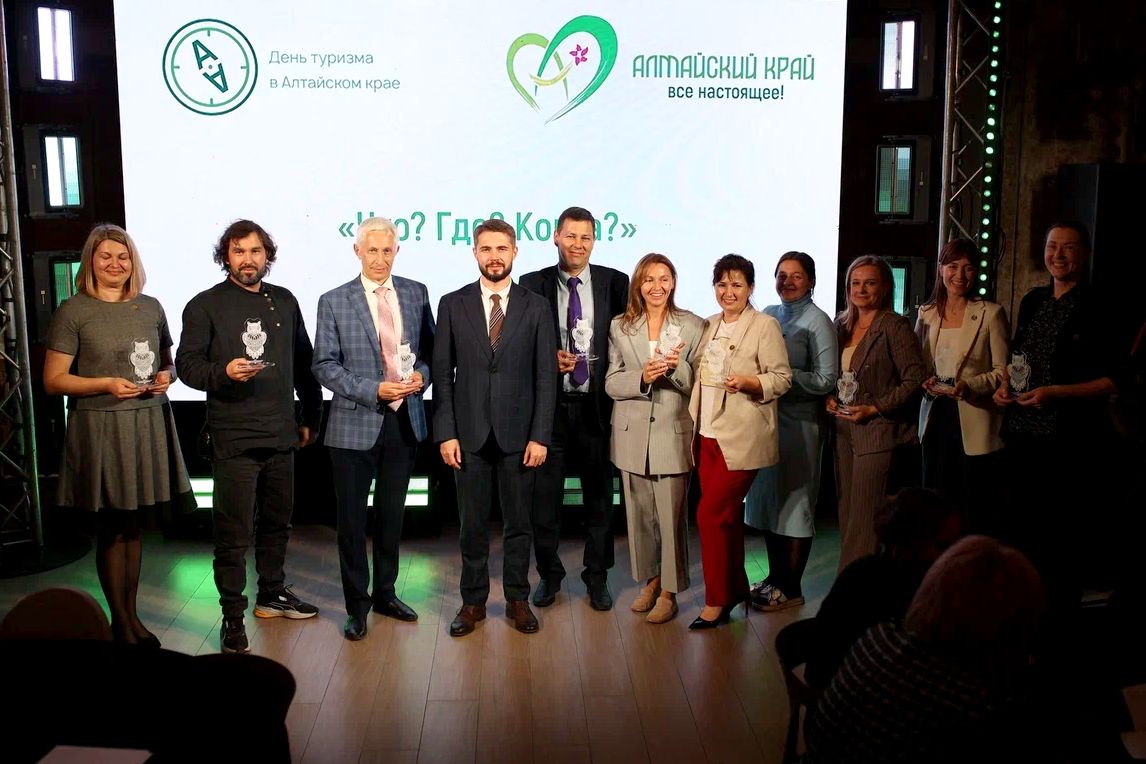 команда-победительница интеллектуальной игры на Дне туризма в Алтайском крае_Евгений Петров.jpg