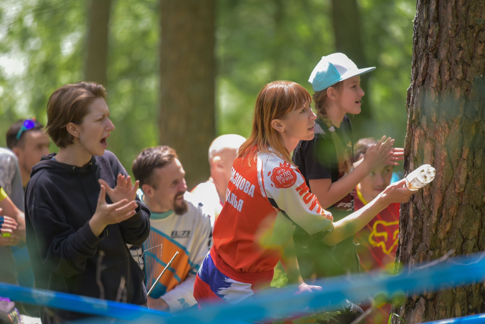 зрители велогонки-2022 в байк-парке Белка в колесе_Ольга Кочкина.jpg