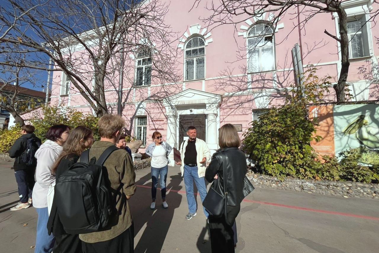 Дмитрий Калашников проводит экскурсию флешмоба_barnaultourism.jpg