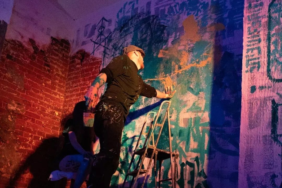 Никола Питерский декорирует галерею Арт-хаус код_nikola_piter_artist.jpg