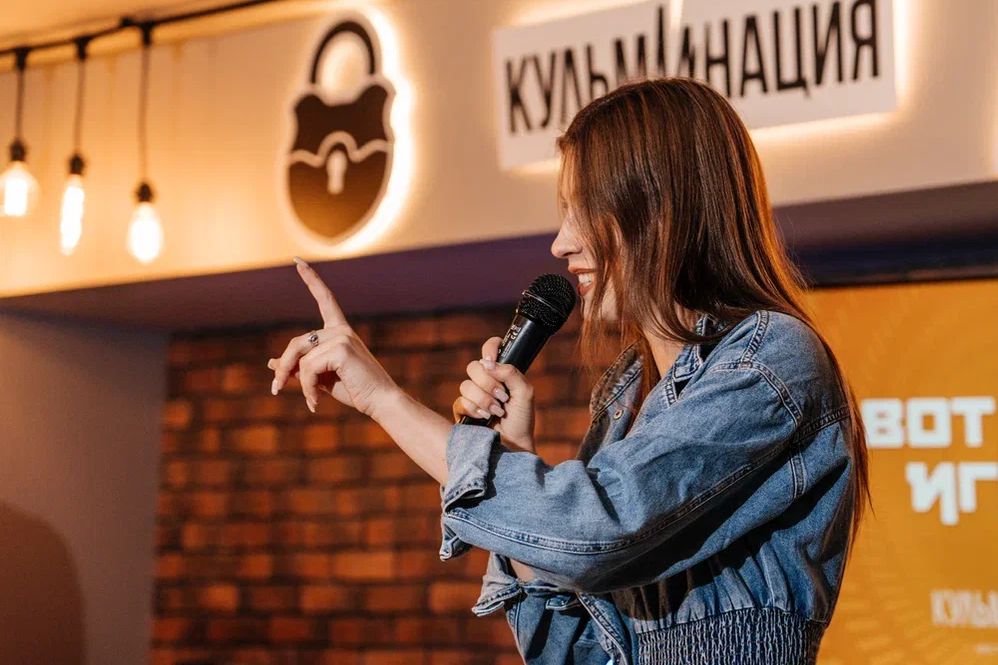 ведущая шоу Вот это игры от Кульминации.jpg