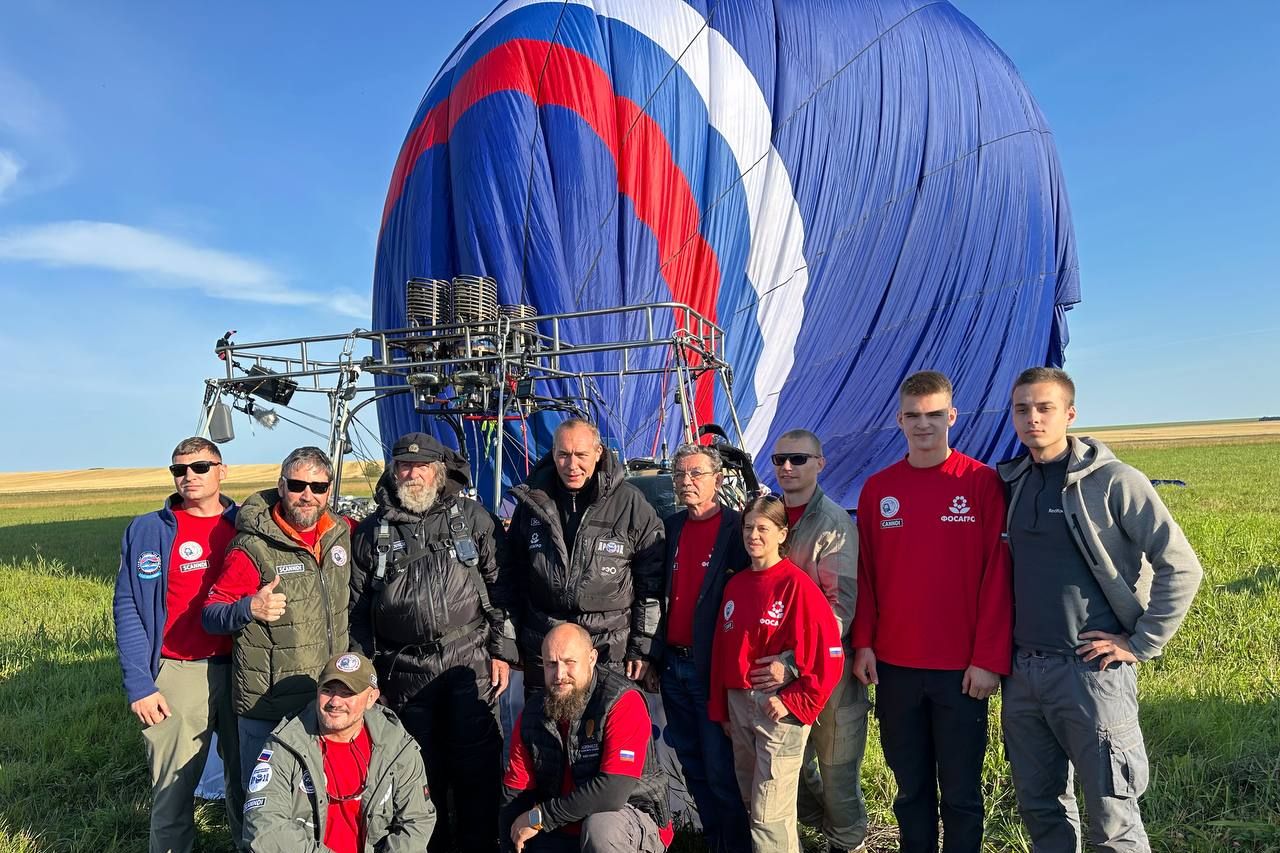 команда экспедиции Федора Конюхова и Ивана Меняйло на месте приземления_konyukhovfedor.jpg