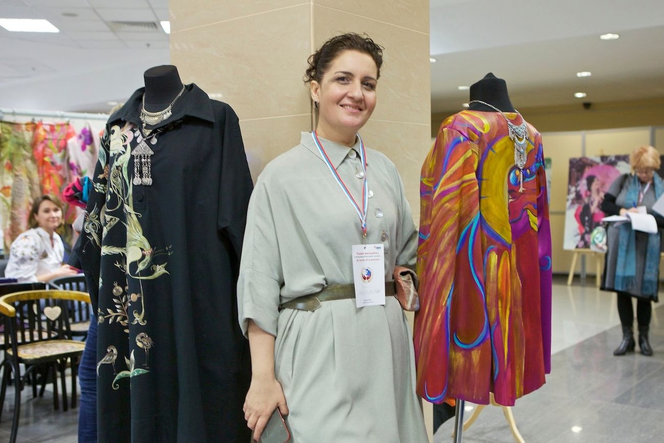 посетительница международной выставки Руками женщины_hands_women.jpg