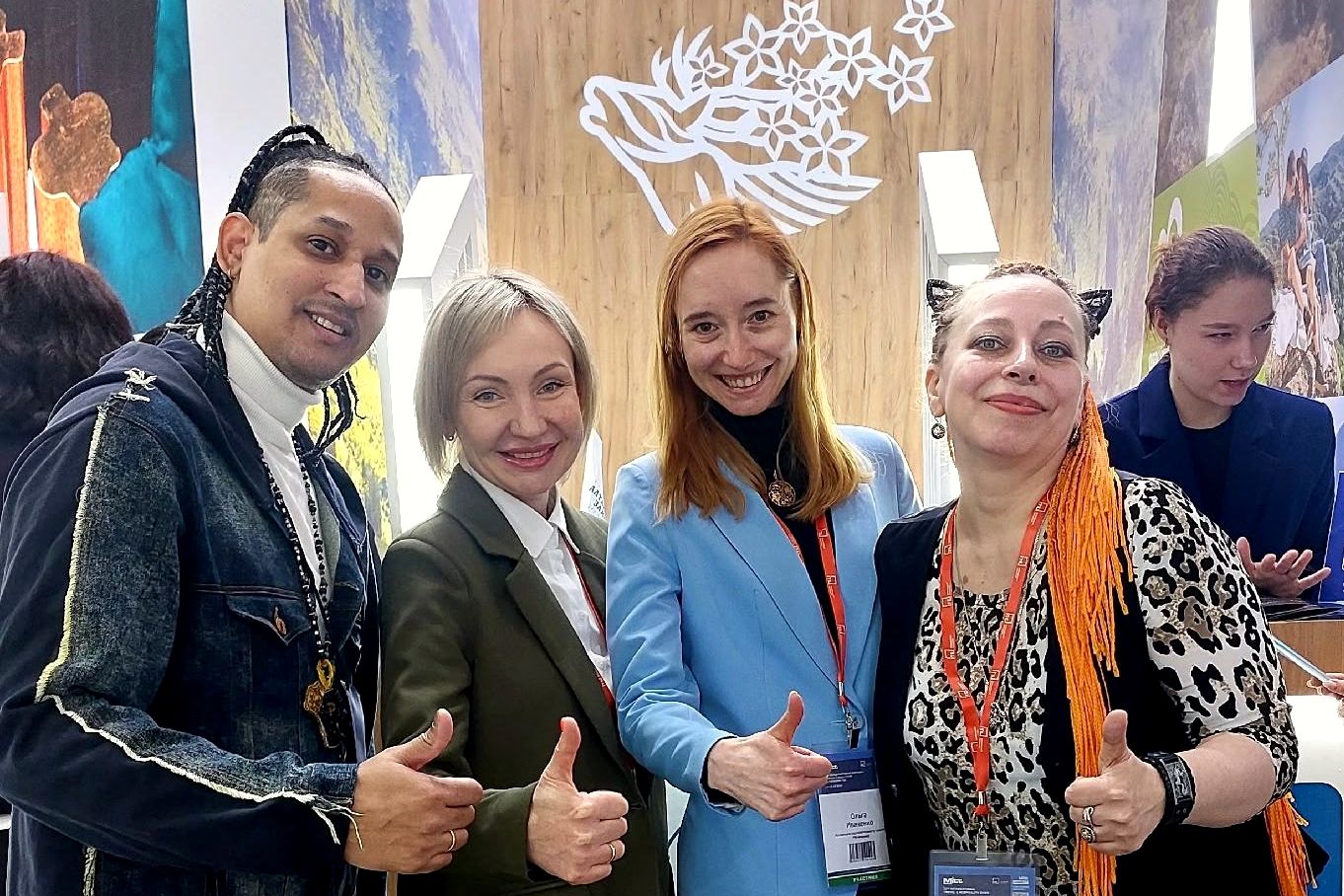 с гостями стенда Алтайского края на выставке МИТТ_Алена Харина.jpg